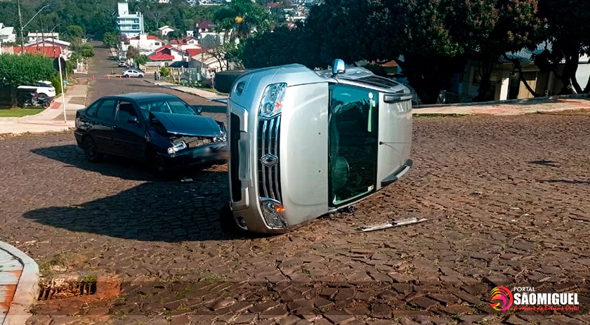 Camionete tomba em colisão no centro