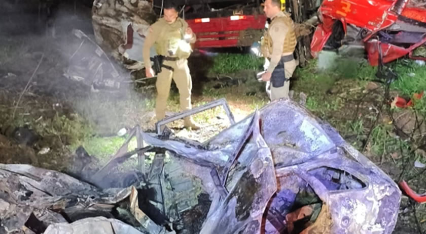 Pai e dois filhos morrem após carro pegar fogo em acidente