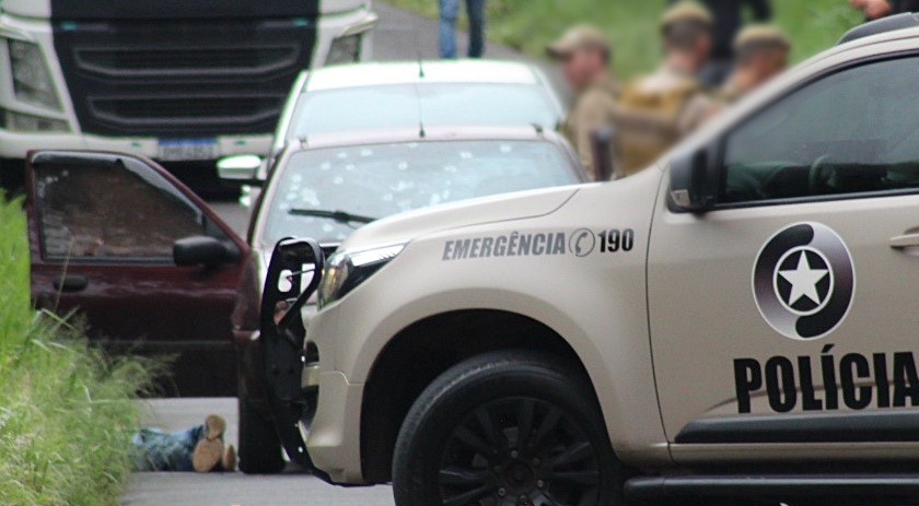 Duas pessoas são mortas pela Polícia em confronto armado na SC 283