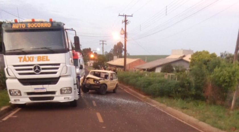 Colisão traseira entre Brasília e caminhão deixa condutor ferido em Francisco Beltrão