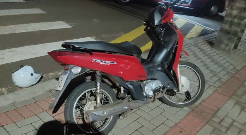 Motorista bate em moto e foge do local