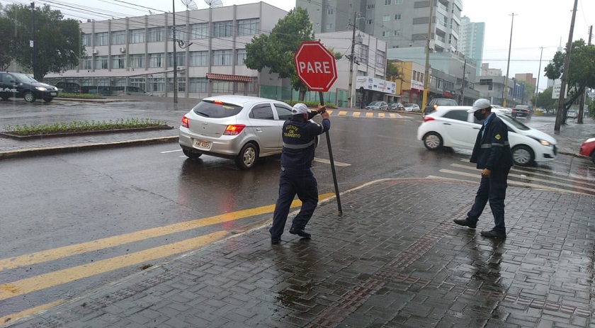 Adolescentes que foram apreendidos por quebrar placas não são os envolvidos