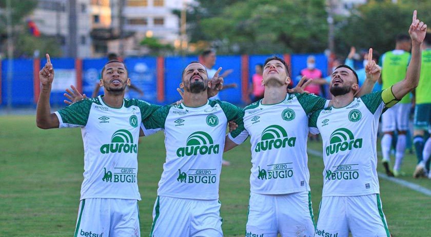 Chapecoense goleia o Marcílio Dias em Itajaí e fica perto da final do Catarinense