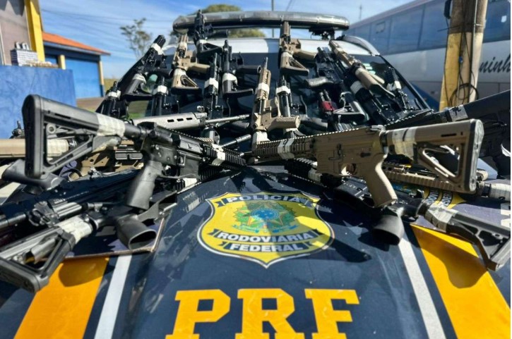 Polícia Rodoviária Federal apreende 25 fuzis no Paraná em operação histórica