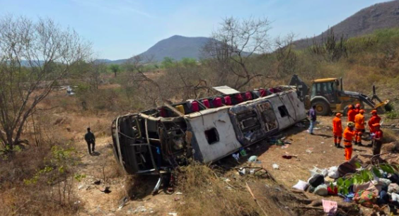 Acidente com 15 mortos: ônibus que capotou em Alagoras era de transporte clandestino