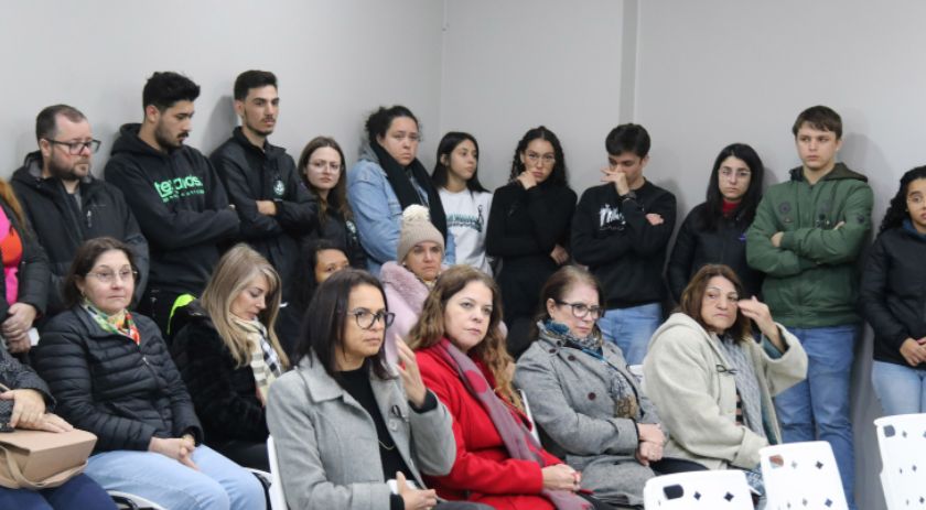 Unioeste presta homenagens a professores, médicos e ex-alunos vítimas de acidente aéreo