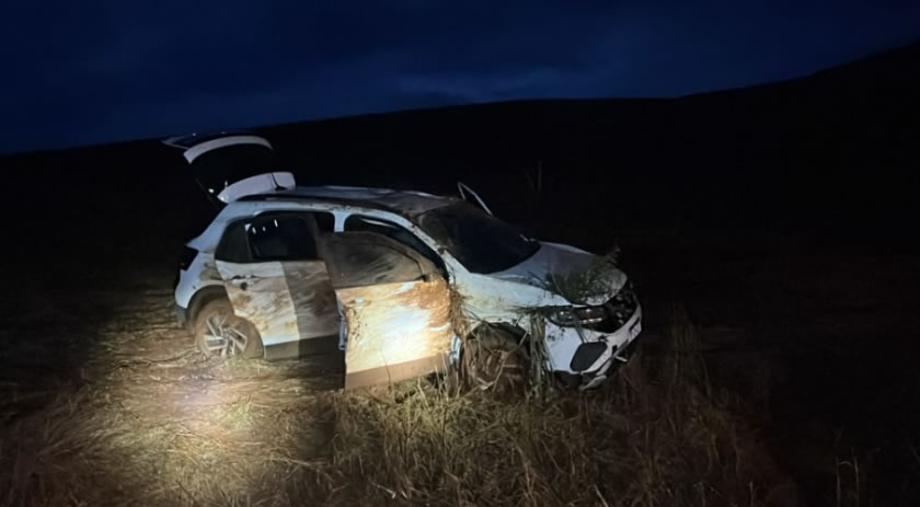 Mulher fica ferida após carro sair da pista e capotar na PR-180