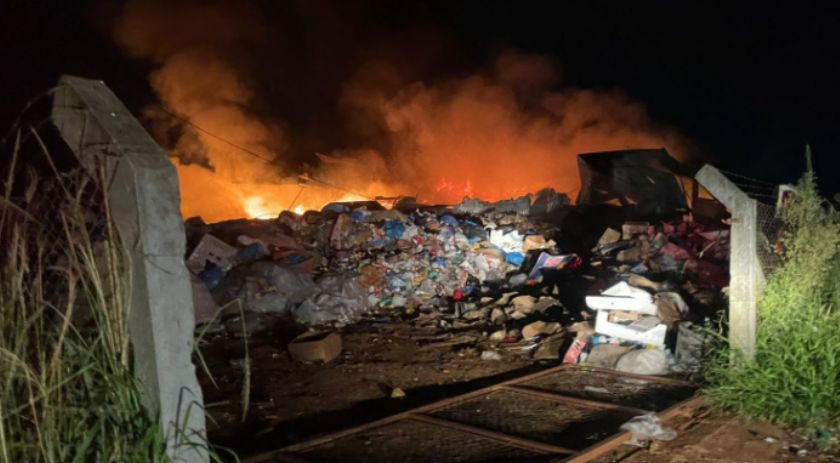 Incêndio em depósito de materiais recicláveis em Francisco Beltrão é controlado pelo Corpo de Bombeiros