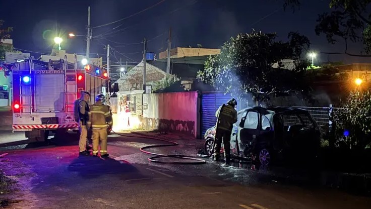Veículo fica destruído após incêndio durante a madrugada no bairro Júpiter