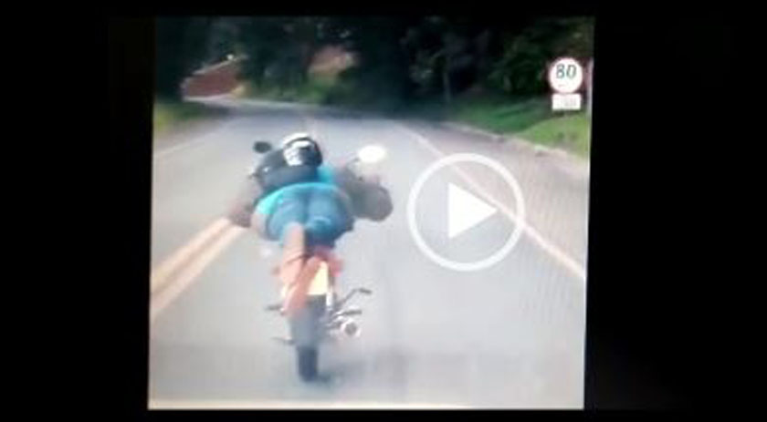 Motociclista ignora polícia após ser flagrado fazendo manobra ‘superman’ em SC