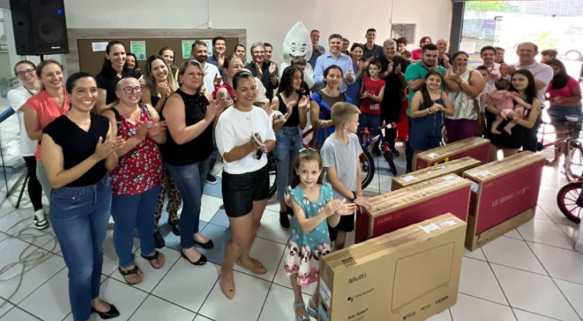 Ganhadores recebem prêmios da Campanha de Vacinação