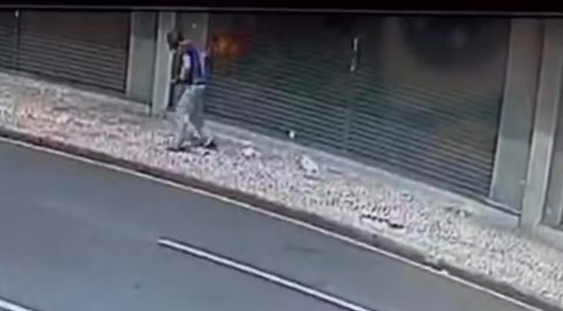 Homem em situação de rua é incendiado no Centro de Curitiba; crime foi registrado por câmera