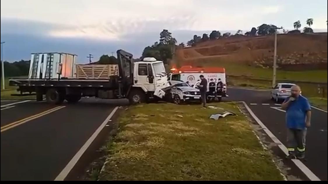 Colisão entre caminhão e carro é registrada no trevo da PRC-180 entre Marmeleiro, Renascença e Campo Erê