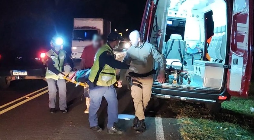 Pai e filha ficam feridos em acidente envolvendo caminhão e moto na PR-180