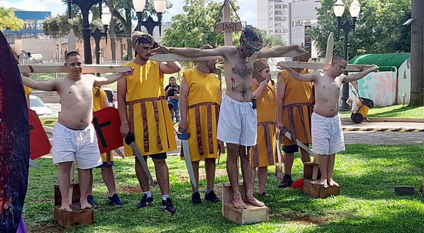 Alunos da APAE encenam a Paixão de Cristo na praça central