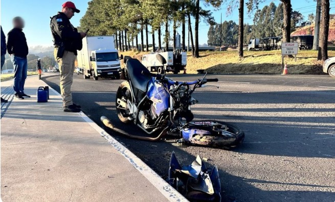 Jovem sofre fraturas em colisão entre carro e moto na PR-483