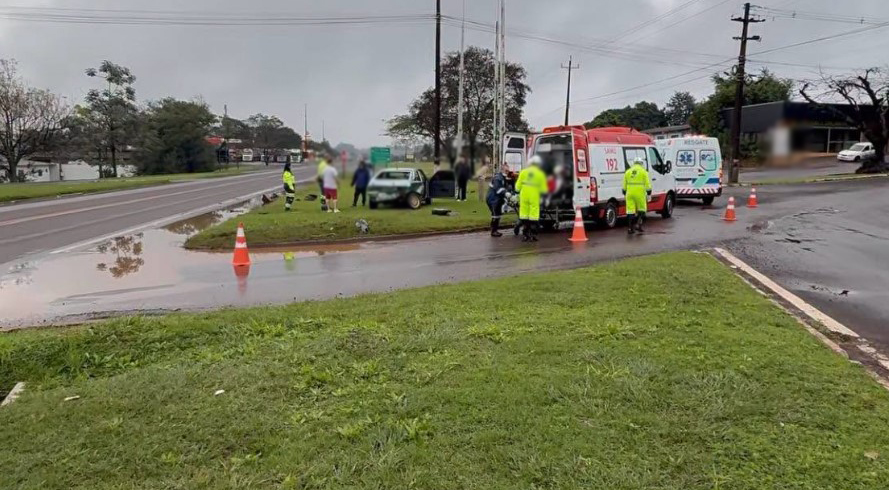 Colisão entre Gol e Vectra deixa gestante ferida no trevo de acesso a Realeza