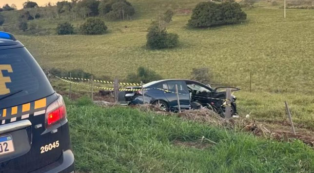 Mãe e duas filhas, de 4 e 5 anos, morrem após carro sair da pista e bater em árvore na BR-369