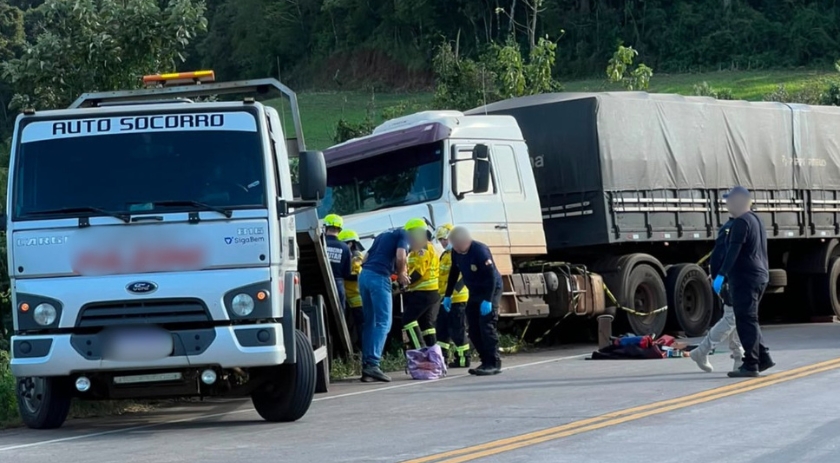 Colisão entre carreta e Uno deixa duas pessoas mortas na BR-163