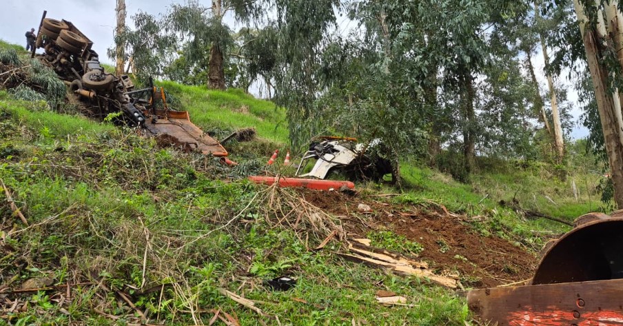 Caminhão sai da pista e tomba em ribanceira na SC-154