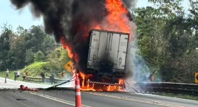 Carreta pega fogo na Serra da Esperança e bloqueia BR-277