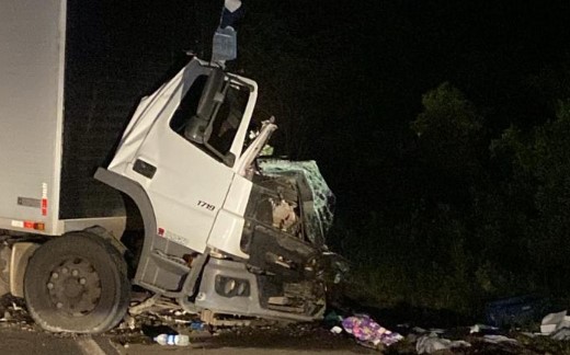 Motorista morre e três pessoas ficam feridas em colisão entre caminhões na BR-282