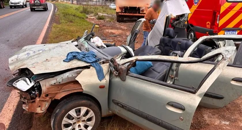 Mulher fica presa às ferragens após carro capotar e bater em caminhão na PR-566