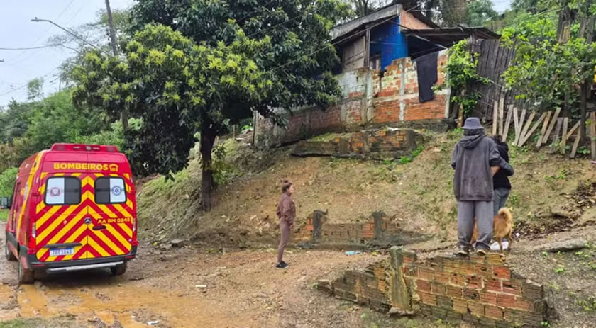 Família morre soterrada após barranco desabar sobre casa durante temporal