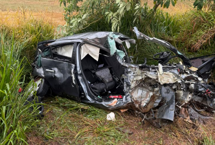 Jovem de 20 anos fica ferido em acidente entre carro e carreta na SC-158