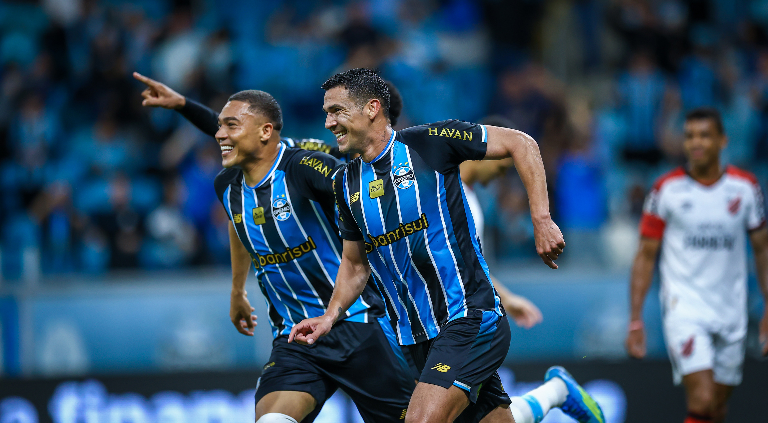 Grêmio vence Athletico por 2 a 0, deixa o Z4 e ganha posições no Brasileirão