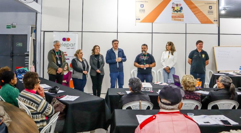 Idosos participam de projeto de inclusão digital