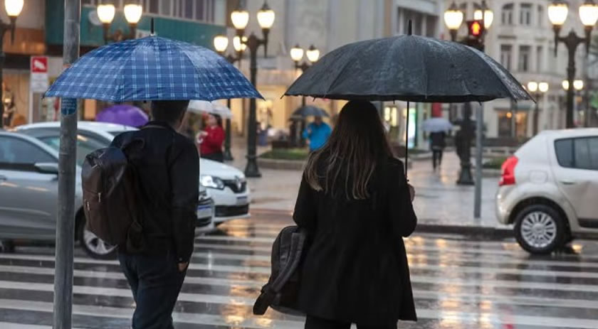 Instabilidade aumenta e Inmet emite alerta de chuvas intensas para mais de 200 cidades do PR; veja quais