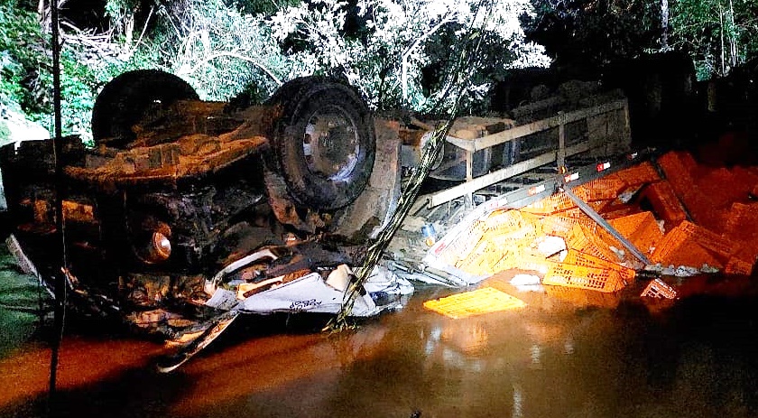 Família morre após caminhão cair em riacho