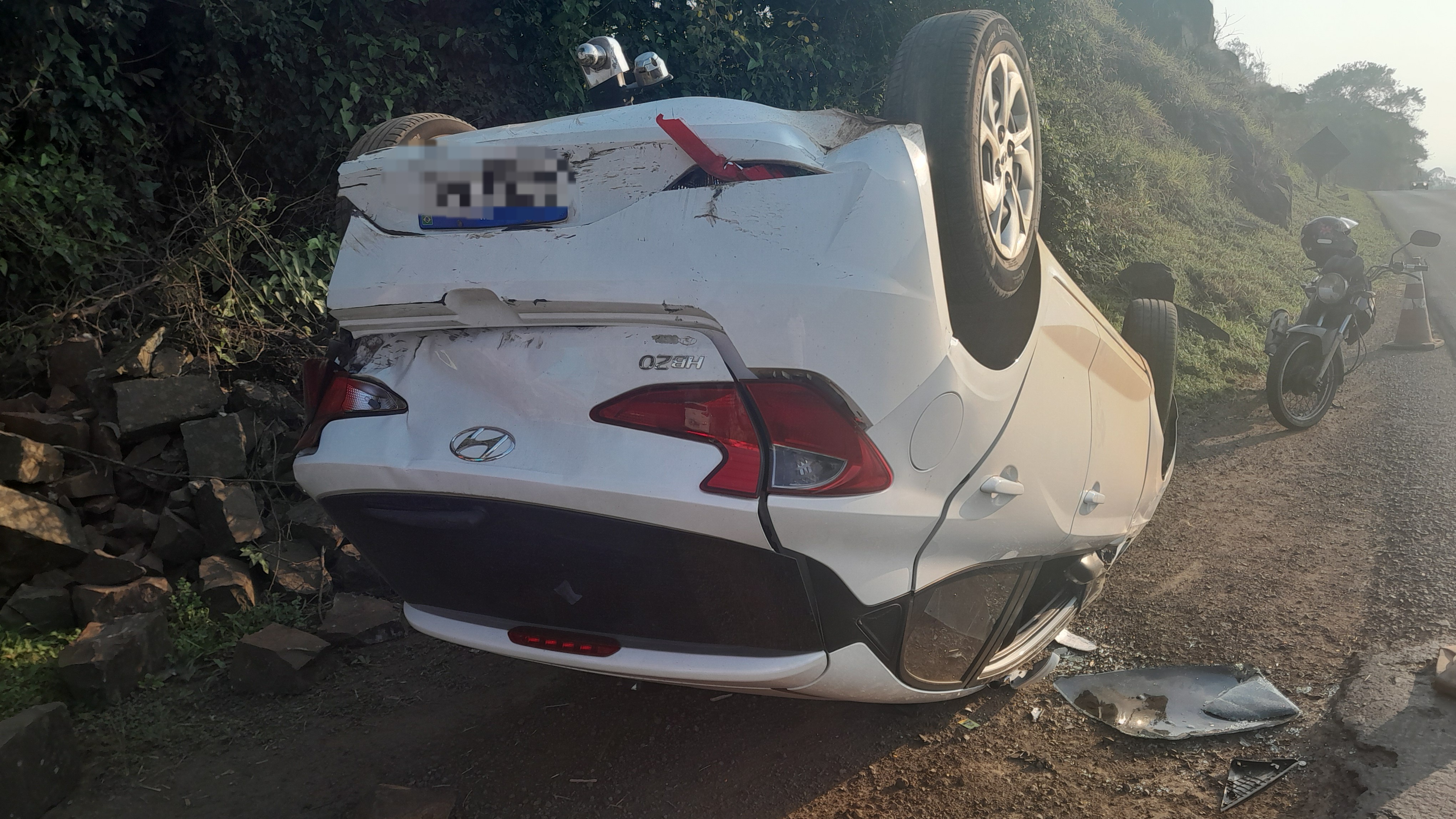Condutor perde o controle e capota veículo na PR 483
