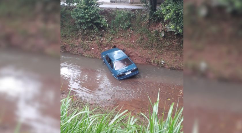 Carro cai dentro do Rio Lonqueador