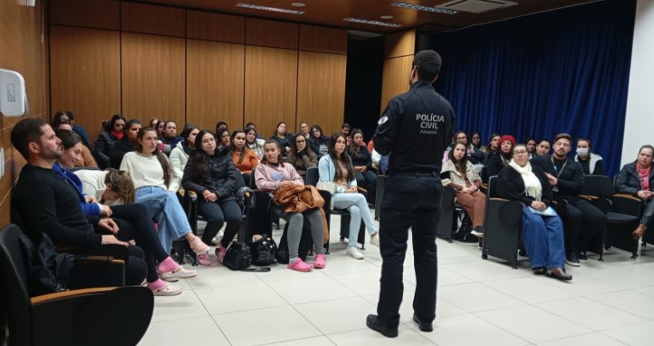 Polícia Civil participa de uma roda de conversa com estudantes da SENAC