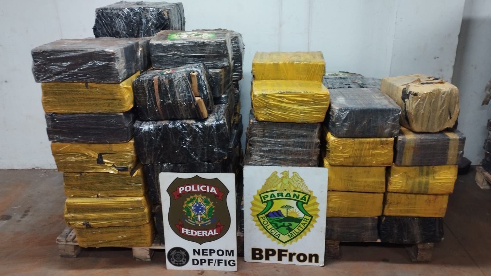 BPFRON e PF apreendem mais de uma tonelada de maconha em porto clandestino em Santa Helena