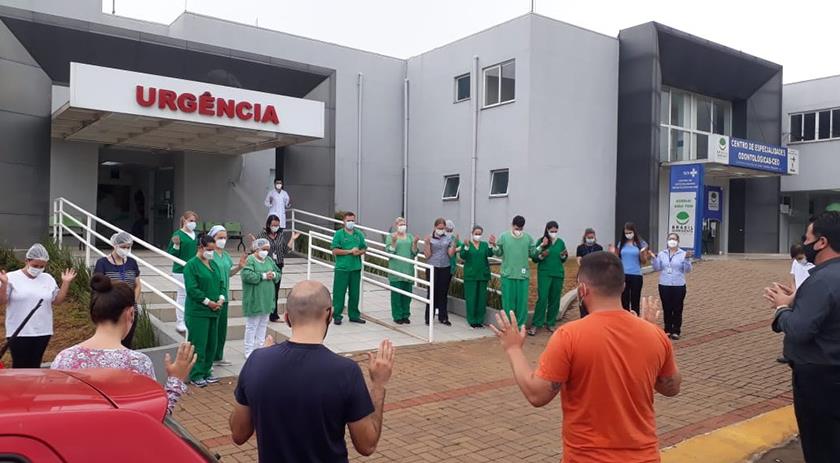 Profissionais de saúde fazem oração em frente a Unidade Hospitalar