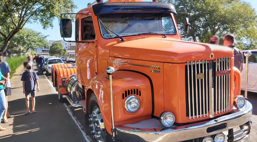 Confraria de carros antigos promove passeio em comemoração ao Dia das mães