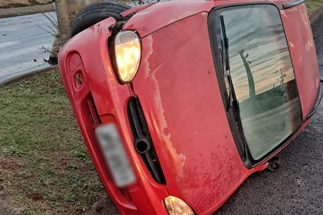 Carro tomba nas proximidades da UPA