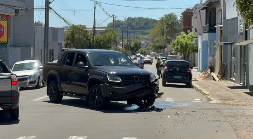 Motociclista fica ferido após batida com caminhonete