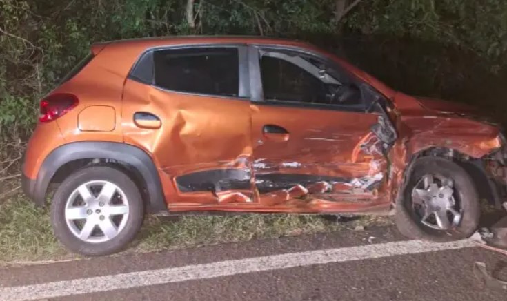 Colisão lateral na PR-471 deixa cinco pessoas feridas