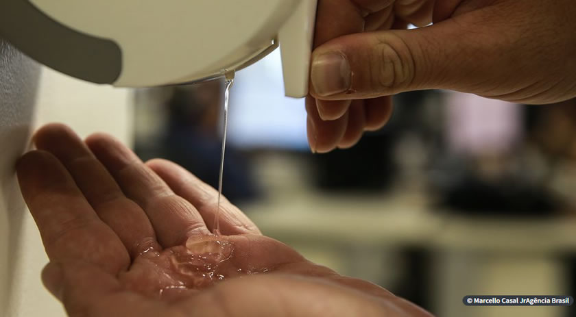 Covid-19: Anvisa libera venda de álcool 70% na forma líquida