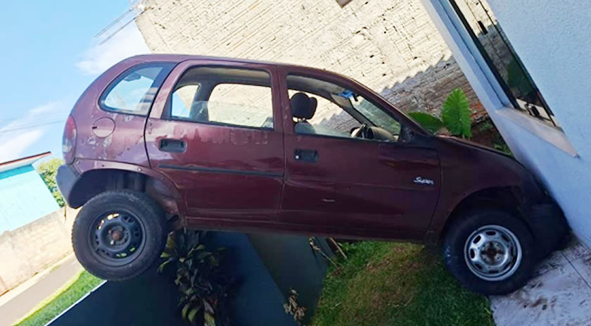 Homem embriagado ameaça familiares durante almoço e bate carro contra residência