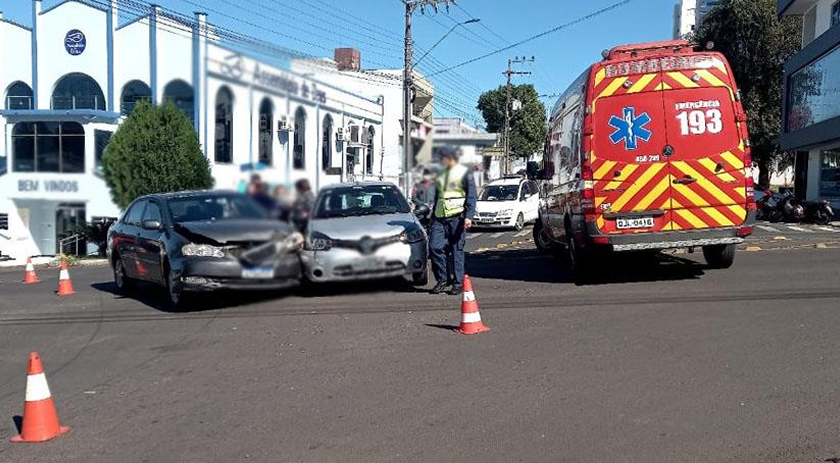 Batida entre carros mobiliza Bombeiros no centro de SMO