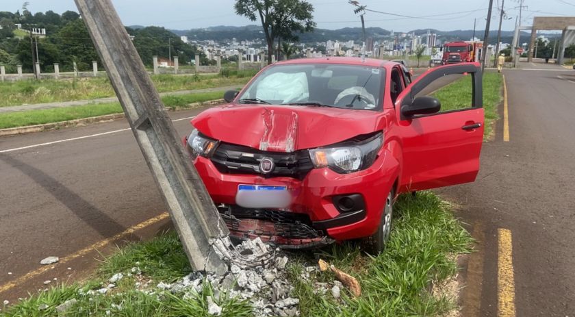 Motorista fica ferida ao bater veículo em poste