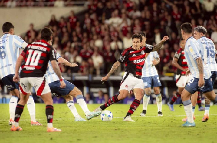 Flamengo vence Racing e abre vantagem na semifinal da Libertadores