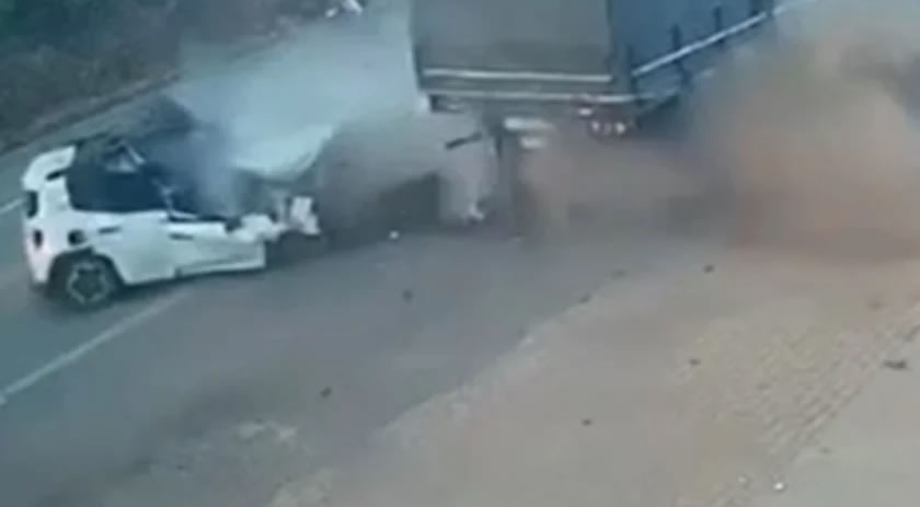 Jeep fica destruído após bater na traseira de caminhão estacionado na MGC-120; família sai ilesa