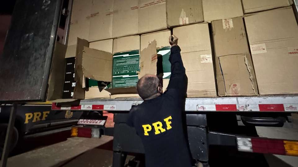 Carga com milhares de calçados falsos é interceptada antes de chegar a SC