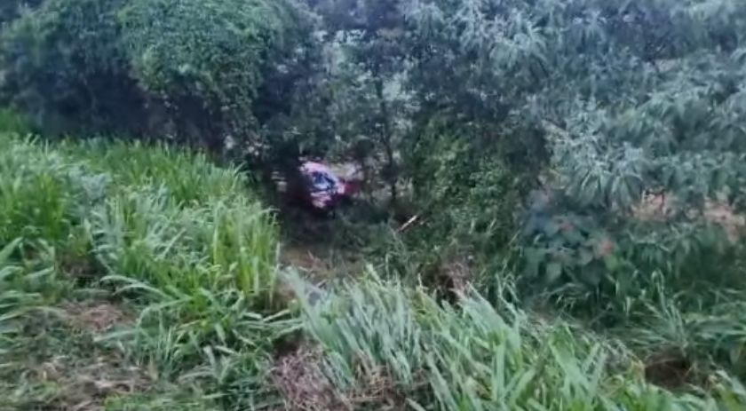 Ultrapassagem causa acidente e carro cai em ribanceira, na PR 483